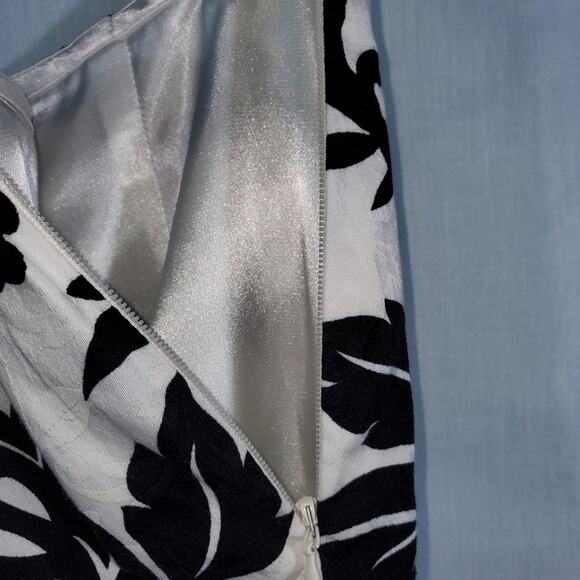 White house black market Black and White Floral pattern Flare Skirt Size 0 - Picture 4 of 5